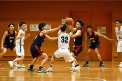 【男子予選トーナメントＢブロック準決勝・白樺学園－函大有斗】鉄壁の守りで相手の攻撃を食い止める白樺学園のディフェンス（黒色ユニホーム）＝金野和彦撮影