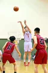 【男子予選トーナメントＡブロック１回戦・帯大谷－旭川志峯】第１クォーター、３ポイントシュート放つ帯大谷の阿部友祐（白色ユニホーム）＝金野和彦撮影