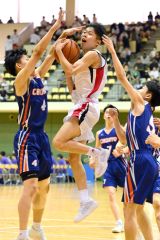 【男子予選トーナメントＢブロック１回戦・帯三条－小樽潮陵】第１クォーター、相手のディフェンスに阻まれる帯三条の中道大智主将（中央、白色ユニホーム）＝金野和彦撮影