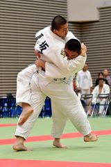 【男子個人戦７３キロ級・決勝】相手の胴を抱いて小外掛けを仕掛ける東海大札幌高の淺川琥月