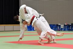【男子個人戦７３キロ級・決勝】相手の胴を抱いて小外掛けで技ありを奪う東海大札幌高の淺川琥月