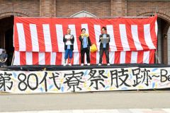 オープニングイベントであいさつする実行委員長の藤山歩夢さん（中央）