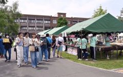 屋台も並び、多くの来場者でにぎわう第８０回寮祭（２２日午後０時２０分ごろ）