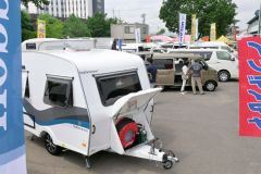 ２６台のキャンピングカーが並ぶイベント会場（２２日午前１０時２０分ごろ）