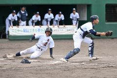 【Ｃブロック１回戦・帯北－帯柏葉】帯北は８回１死二塁、二走の吉田弦生が中村朔也の中前適時打で本塁へ滑り込み２－０とする