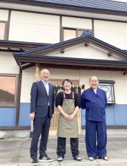 秦食堂の事業継承を目的に町地域おこし協力隊員としてＵターンした山崎さん（中央）。右は秦店主、左は本田町長