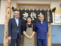 秦食堂の事業継承を目的に町地域おこし協力隊員としてＵターンした山崎さん（中央）。右端は秦店主、左端は本田町長