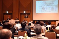 約１６０人が集まった全体討議。発表しているのは山田所長