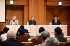 全体抗議の（右から）座長を務めた全国国民健康保険診療施設協議会の村上英之常務理事、助言者を務めた全国国民健康保険診療施設協議会の大原昌樹副会長、国民健康保険中央会の原勝則理事長