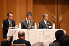 全体討議で発表した（右から）研谷院長、山田所長、東浦理学療法士
