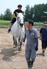 目谷代表（右から２人目）が引くトウショウジュエル号に騎乗する児童