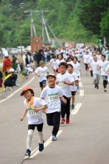 ゴールを目指し力走するキッズチャレンジの出場者（２３日午前１１時２５分ごろ、助川かおる通信員撮影）