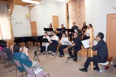 アンコール曲「草競馬」を演奏するメンバー
