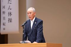 あいさつする小野寺会長
