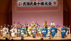 開幕演奏の「花笠音頭」を披露する出演者