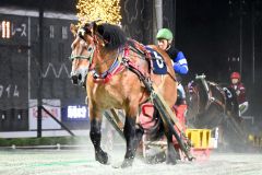 力強い末脚で柏林賞を制したタカラキングダムと金田騎手