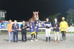 優勝したタカラキングダム。馬の左が村上愼一調教師