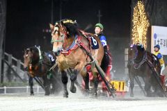 力強い末脚で柏林賞を制したタカラキングダムと金田騎手