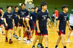 男子決勝リーグで旭川龍谷に敗れ、肩を落とす白樺学園の選手たち（金野和彦撮影