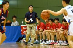 男子決勝リーグの白樺学園戦で、選手に指示を出す旭川龍谷の片山剛志コーチ（金野和彦撮影）
