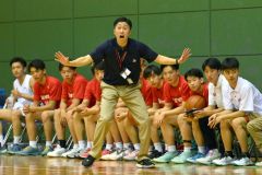 男子決勝リーグの白樺学園戦で、選手に指示を出す旭川龍谷の片山剛志コーチ（金野和彦撮影）