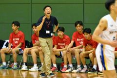 男子決勝リーグの白樺学園戦で、選手に指示を出す旭川龍谷の片山剛志コーチ（金野和彦撮影）