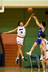 【男子決勝リーグ・白樺学園－東海大札幌】第２クォーター、相手のシュートを食い止める白樺学園の杉澤ダンテ（左、白色ユニホーム）＝金野和彦撮影