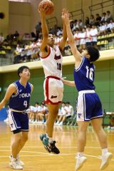【男子決勝リーグ・白樺学園－東海大札幌】第２クォーター、シュートを放つ白樺学園の杉澤ダンテ（中央、白色ユニホーム）＝金野和彦撮影