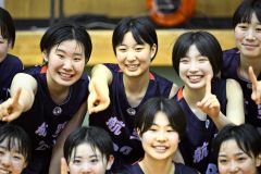 全道初優鵜に貢献した日本航空北海道の横幕朱莉（後列左から２人目）＝金野和彦撮影