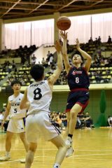 【男子決勝リーグ・白樺学園－旭川龍谷】第２クォーター、白樺学園の中西英大（黒色ユニホーム）がシュートを放つ（金野和彦撮影）