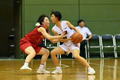 決勝リーグの帯大谷戦に出場した横幕朱莉（右、白色ユニホーム、帯四中出）＝金野和彦撮影