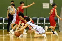 【女子決勝リーグ・帯大谷－日本航空北海道】第４クォーター、ゴール前でボールを奪い合う帯大谷の高井ひより主将（手前、赤色ユニホーム）＝金野和彦撮影）