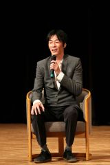 トークセッションに臨む逢坂監督