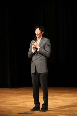「映画について語り合い、思いを共有してもらうことで、皆さんと映画を一緒につくっていきたい」と話した逢坂監督