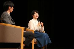 「冬の撮影では、監督のおばあちゃんが制作陣におそろいの靴下を作ってくれた」と支えを振り返る東盛さん