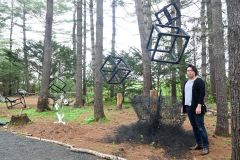 針金と箱型の造形物で「星」を表した展示と赤間さん