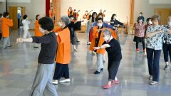 年１回の講習会で音更音頭を踊る保存会の会員ら