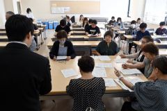ＮＰＯ音更町文化事業協会音楽部門委員会の６月例会を見学する学生ら