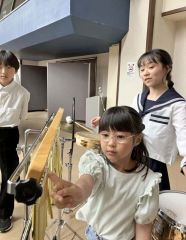 楽しそうに楽器に触れる子供たち