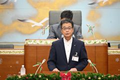 町政執行方針を説明する田中靖章町長
