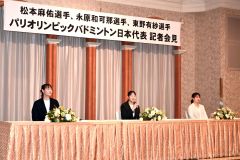 記者会見に臨む（左から）松本麻佑、永原和可那、東野有紗の３選手（金野和彦撮影）
