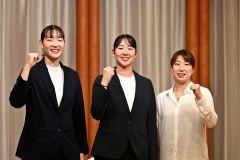 会見後のフォトセッションで、パリ五輪でのメダル獲得へ意気込みを見せる（左から）松本麻佑、永原和可那、東野有紗（金野和彦撮影）