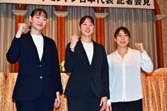 会見後のフォトセッションで、パリ五輪でのメダル獲得へ意気込みを見せる（左から）松本麻佑、永原和可那、東野有紗（金野和彦撮影）