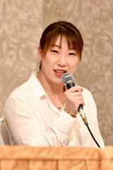 記者会見でメダル獲得への意気込みを語る男女混合ダブルスに出場する東野有紗選手（金野和彦撮影）