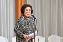 壮行会の結びにあいさつをする、道バドミントン協会の佐々木亮子副会長（金野和彦撮影）