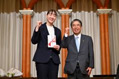 松本麻佑選手（左）に激励金を贈る札幌地区バドミントン協会の千葉英守会長