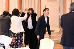 壮行会を終え、関係者に見送られる永原和可那選手（右）＝金野和彦撮影