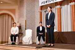 関係者の前で謝辞を述べる永原和可那選手（右）＝金野和彦撮影
