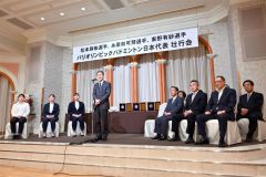 壮行会であいさつをする北海道バドミントン協会の川口淳会長（金野和彦撮影）