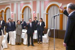 北海道スポーツ協会の荒川裕生会長のの発声で乾杯をする永原和可那（前列右）ら関係者（金野和彦撮影）